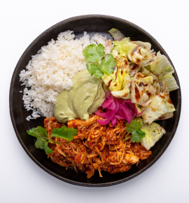 „Burrito Bowl“ su plėšyta vištiena „Tinga“ ir avokadų padažu